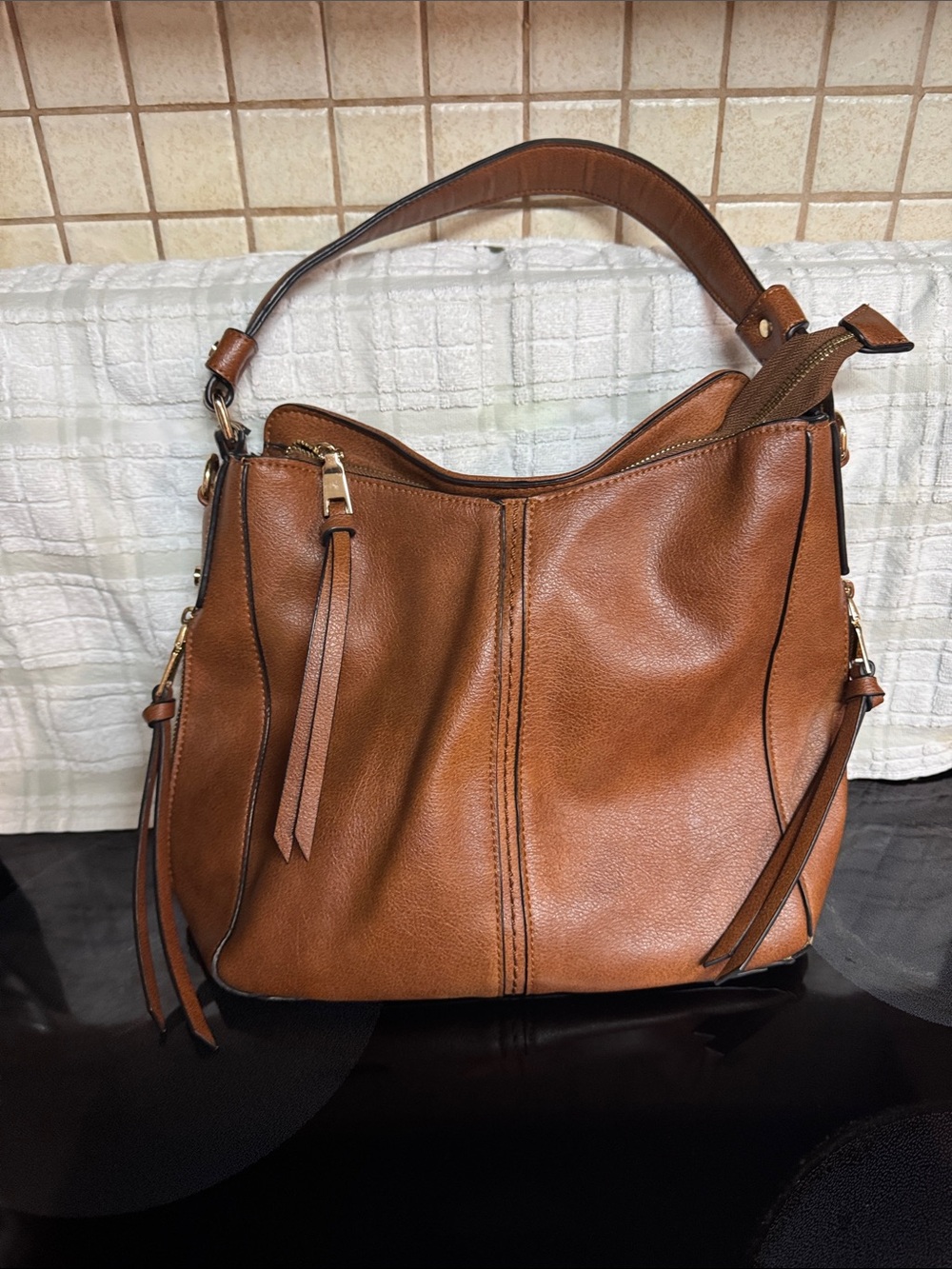 Realer Classic Tan Leather Shoulder Bag with Gold Hardware
